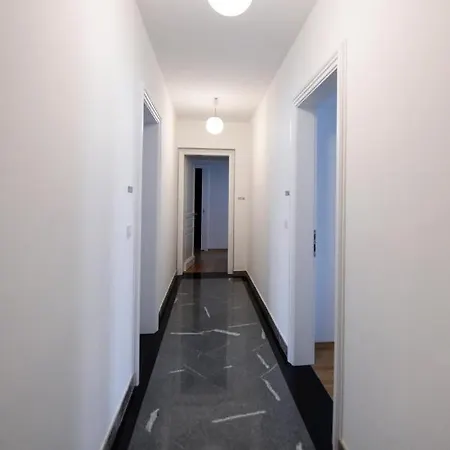 Apartment Centre Chic 4/4 *